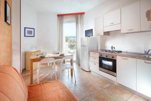 Kuchyň nebo kuchyňský kout v ubytování SoleMare Hotel e Residence