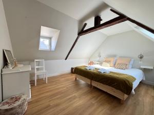 un dormitorio con una cama y un escritorio en Bajocasse Apt duplex spacieux 3 ch 2 sdb cosy plein centre Bayeux décoration élégante proche plages du débarquement, en Bayeux