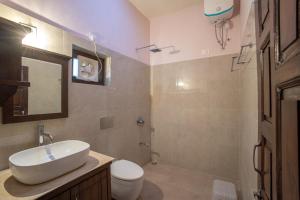 Ένα μπάνιο στο The Pavilion Udaipur - A Luxury Pet Friendly Stay in Udaipur