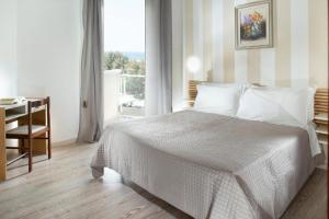 Postel nebo postele na pokoji v ubytování SoleMare Hotel e Residence + 37 fotografií
