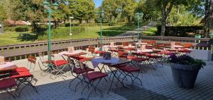 eine Gruppe von Tischen und Stühlen auf einer Terrasse in der Unterkunft Franz Josefs Tinyhäuser in Untergriesbach