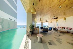 Panorama Beach Pearl Nha Trang Residences内部或周边的泳池