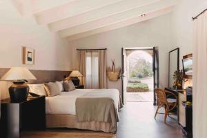 Postel nebo postele na pokoji v ubytování Finca Serena Mallorca, Small Luxury Hotels