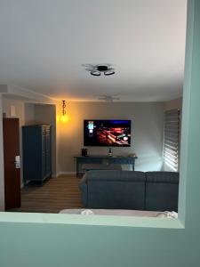 Televízia a/alebo spoločenská miestnosť v ubytovaní Hotel Cervantes