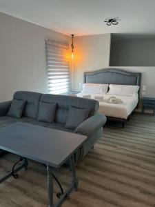Posteľ alebo postele v izbe v ubytovaní Hotel Cervantes