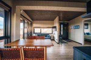 una habitación con una mesa y sillas y un sofá en Blue View Cabins, en Reykholt