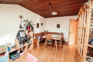 a dining room with a table and chairs at Ferienwohnungen Hauner in Viechtach
