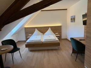 Postel nebo postele na pokoji v ubytování Hotel Zum Klosterfischer