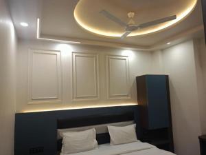 Postel nebo postele na pokoji v ubytování Hotel The C G Villa Just a Minute Away From New Delhi Railway Station and Connaught place