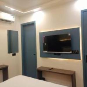 TV a/nebo společenská místnost v ubytování Hotel The C G Villa Just a Minute Away From New Delhi Railway Station and Connaught place