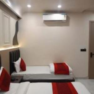 Postel nebo postele na pokoji v ubytování Hotel The C G Villa Just a Minute Away From New Delhi Railway Station and Connaught place