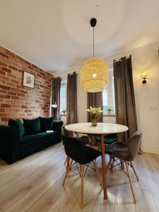 salon ze stołem i kanapą w obiekcie Apartament Egzotyczny w Toruniu
