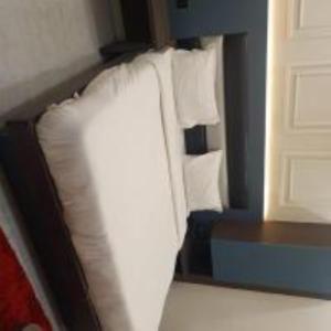Postel nebo postele na pokoji v ubytování Hotel The C G Villa Just a Minute Away From New Delhi Railway Station and Connaught place
