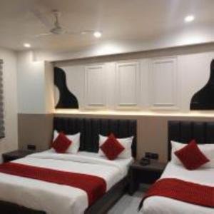 Postel nebo postele na pokoji v ubytování Hotel The C G Villa Just a Minute Away From New Delhi Railway Station and Connaught place