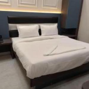 Postel nebo postele na pokoji v ubytování Hotel The C G Villa Just a Minute Away From New Delhi Railway Station and Connaught place