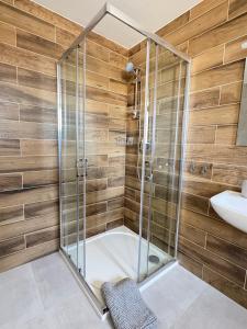 a shower with a glass door in a bathroom at Apartmán na Vysočině in Svratouch