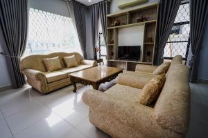 Posezení v ubytování Peaceful Home for Big Groups