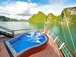 een hot tub op het dek van een boot in het water bij Le Journey Elegance Cruise in Ha Long