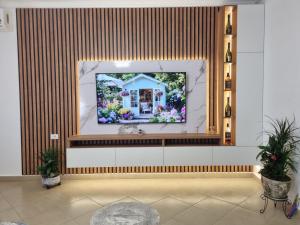TV a/nebo společenská místnost v ubytování Apartment Besnik Brahimi Ksamil