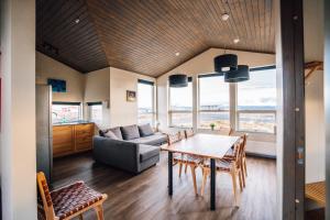 Predel za sedenje v nastanitvi Blue View Cabin 6A With private hot tub