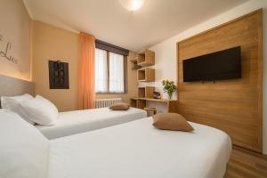 Televízia a/alebo spoločenská miestnosť v ubytovaní Hotel Oasi Verde