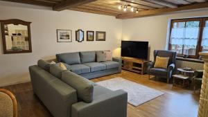 a living room with a couch and a television at Haus am Gschlößlweg in Kelheim