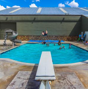 grupa ludzi w basenie w obiekcie Multi Resorts at Bear Lake w mieście Garden City