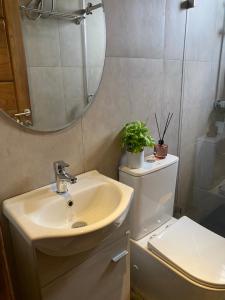 Afbeelding uit fotogalerij van Loci Purple Apartment in Dawhwenya