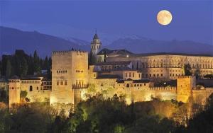 un gran castillo con luna llena en el cielo en Encantador Apartamento cerca de Sierra Nevada y la Alhambra, en Pinos Genil