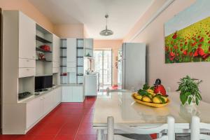 A kitchen or kitchenette at Una Araucaria sul mare