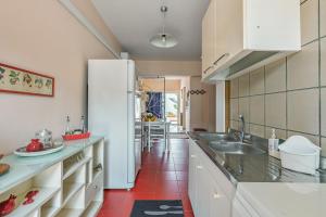 A kitchen or kitchenette at Una Araucaria sul mare