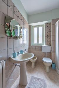 A bathroom at Una Araucaria sul mare Még 28 kép