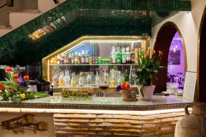 eine Bar mit vielen Flaschen und Gläsern in der Unterkunft Hotel Santa Prisca in Rom