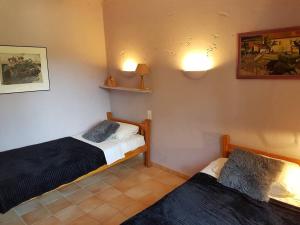 2 letti in una camera con luci sul muro di Villa Provence élégante climatisée a Oppède Altre 29 foto