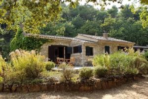 una casa in pietra nel mezzo di un giardino di Villa Provence élégante climatisée a Oppède