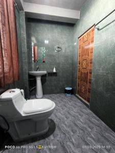 チェラプンジにあるBreezy Gorge Homestayのトイレと洗面台付きのバスルーム
