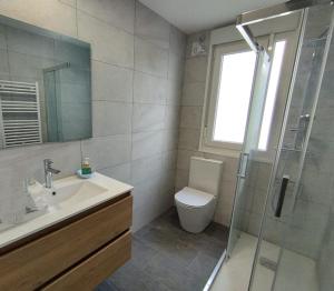 a bathroom with a toilet and a sink and a shower at Oktheway Corme in Corme-Puerto