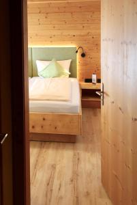 Postel nebo postele na pokoji v ubytování KAISERS das kleine Stadthotel