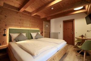 Postel nebo postele na pokoji v ubytování KAISERS das kleine Stadthotel