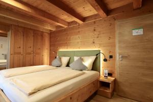 Postel nebo postele na pokoji v ubytování KAISERS das kleine Stadthotel