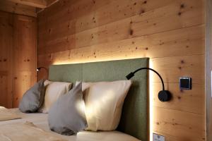 Postel nebo postele na pokoji v ubytování KAISERS das kleine Stadthotel