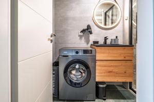 a washing machine in a bathroom next to a sink at Ostwald - Tram à 4min et 20min du centre de Stras - Confort familial in Ostwald