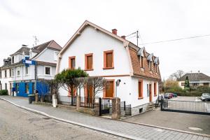 a white house on the side of a street at Ostwald - Tram à 4min et 20min du centre de Stras - Confort familial in Ostwald