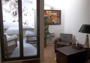 a living room with a door leading to a bedroom at Apartmenthaus Saxonia in Bad Schandau
