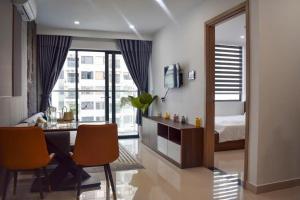 a room with a desk and a bed and a mirror at Nera home, An apartment Huế in Thôn Văn Dương