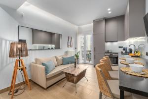Η κουζίνα ή μικρή κουζίνα στο Rizes Suites Metro Dafni