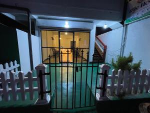 una puerta frente a una casa con una valla en Wije House, en Dikwella