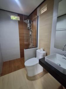 a bathroom with a toilet and a sink at Sunny House Garden in Phra Ae beach