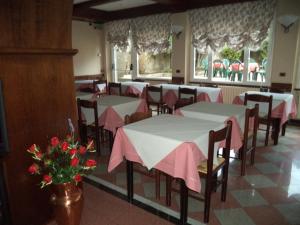 A restaurant or other place to eat at Hotel Il Nibbio