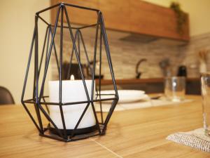 un candelabro sentado sobre una mesa en Modern Two-Bedroom Flat, 10 Mins Walk To The Beach, en Quartu SantʼElena